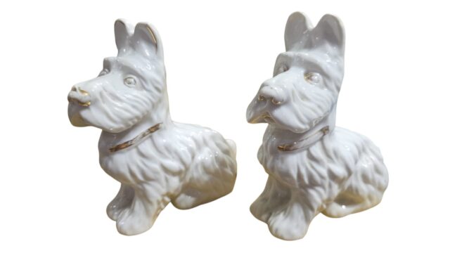 Antigas esculturas de cachorros de louça. (valor unitário)