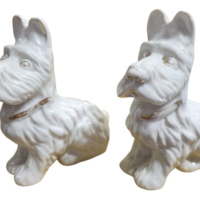 Antigas esculturas de cachorros de louça. (valor unitário)