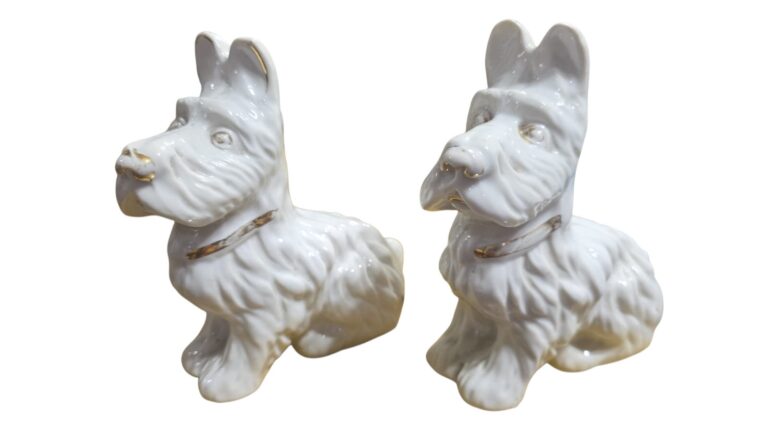 Antigas esculturas de cachorros de louça. (valor unitário)