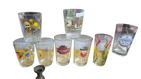 Lote com diversos copos antigos com arte