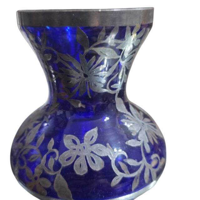 Elegante e antigo vaso azul cobalto com arte em prata