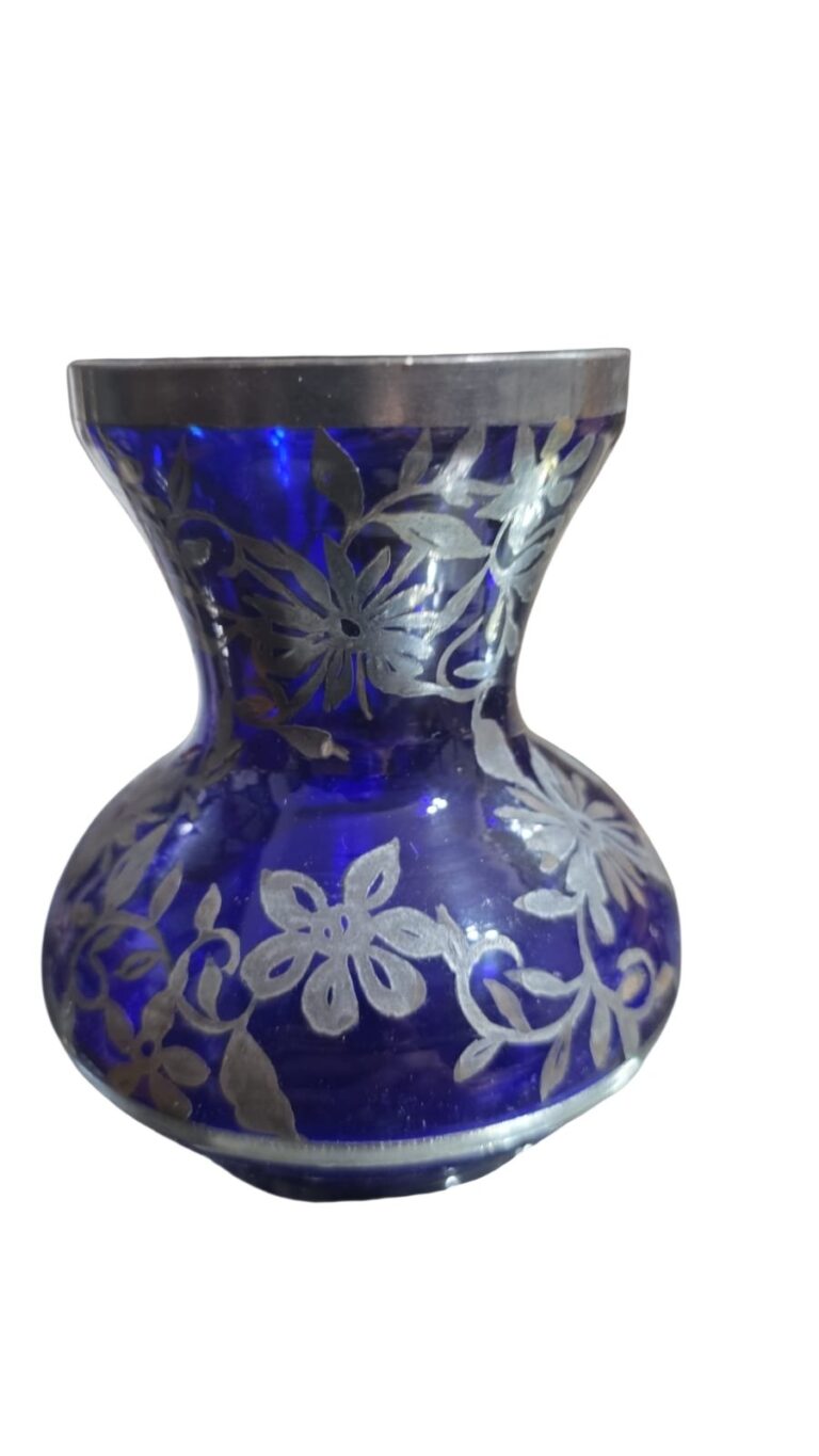 Elegante e antigo vaso azul cobalto com arte em prata