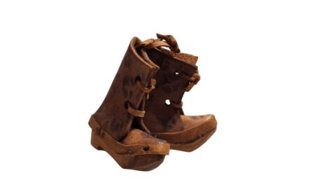 Miniatura de par de botas em couro e sola de madeira, feito à mão