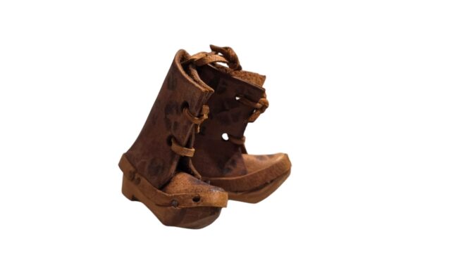 Miniatura de par de botas em couro e sola de madeira, feito à mão