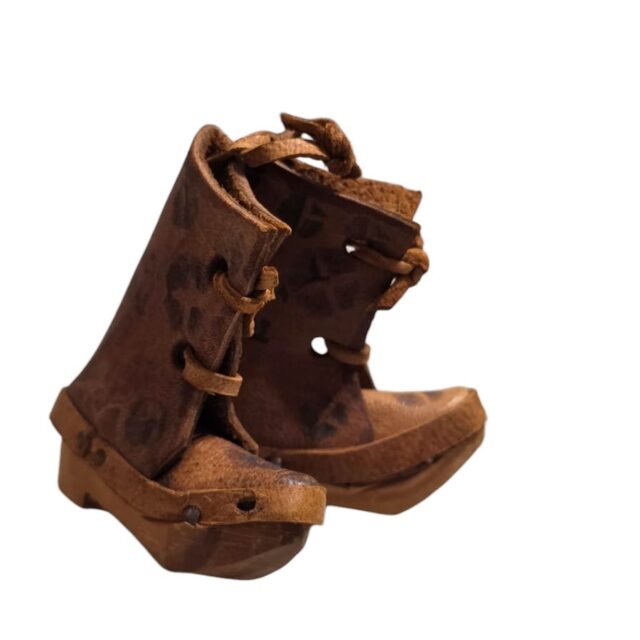 Miniatura de par de botas em couro e sola de madeira, feito à mão