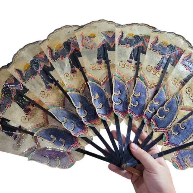 Grande leque artesanal dobrável, tradicional da Indonésia