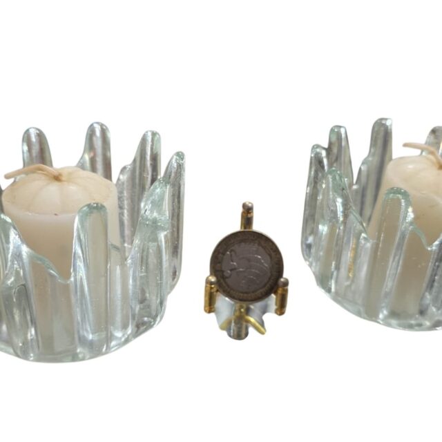 Elegantes castiçais com vela. (valor unitário)