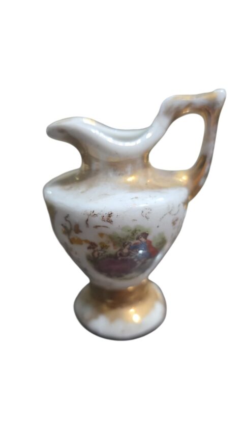 Antiga jarrinha de porcelana cena galante
