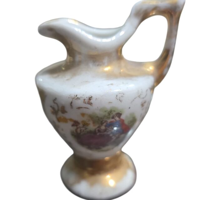 Antiga jarrinha de porcelana cena galante