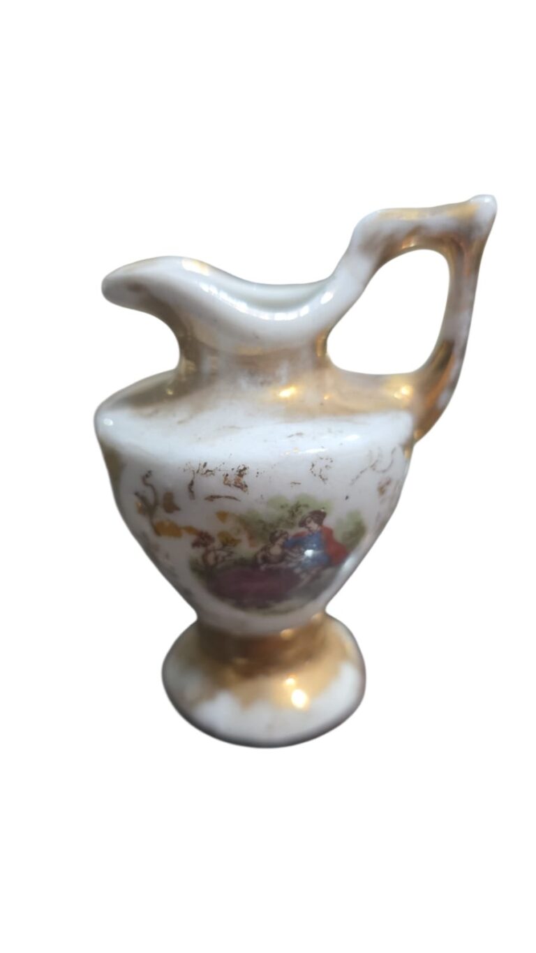 Antiga jarrinha de porcelana cena galante