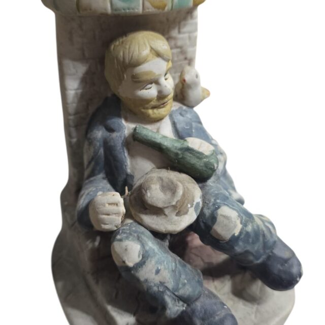 Escultura de homem bebendo em porcelana fosca