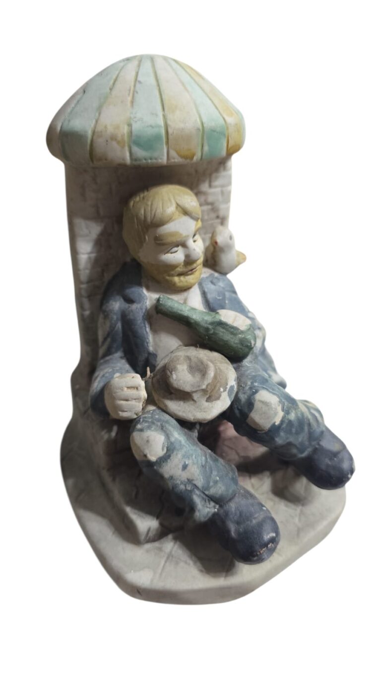 Escultura de homem bebendo em porcelana fosca