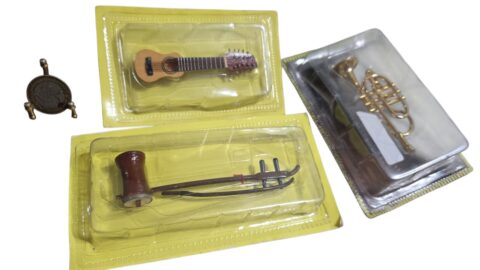 Trio de instrumentos musicais miniaturas de coleção, ainda nas caixas