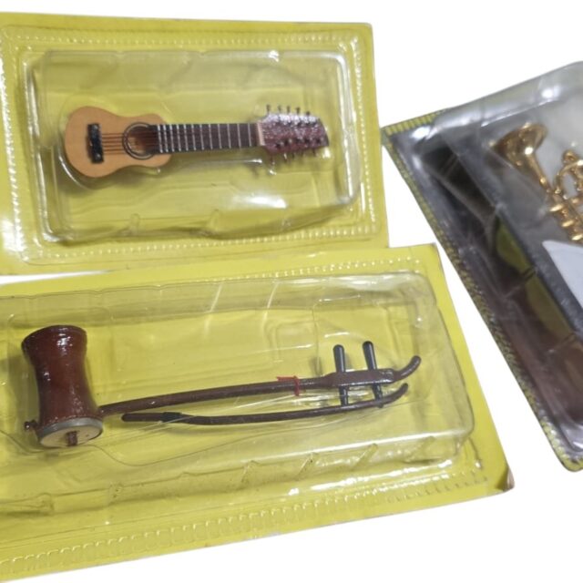 Trio de instrumentos musicais miniaturas de coleção, ainda nas caixas