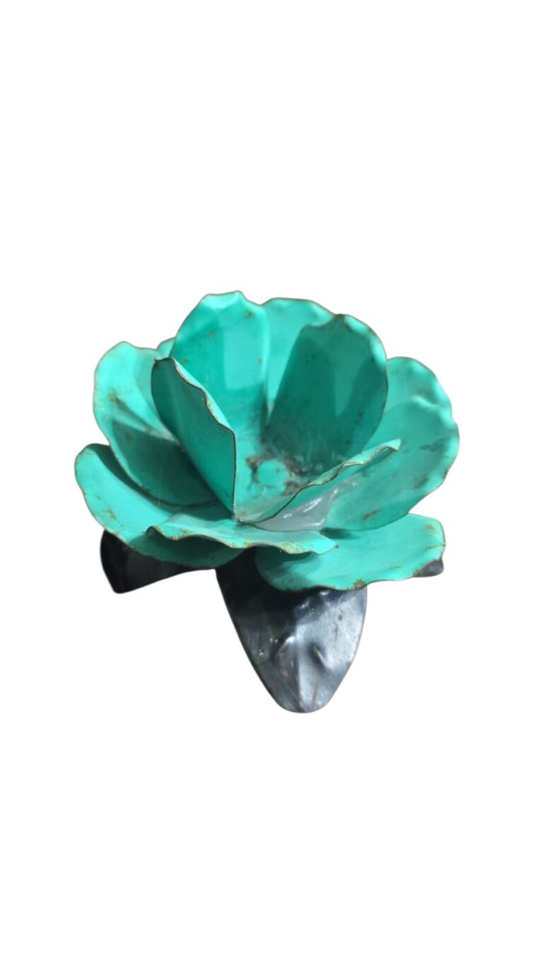 Castiçal de flor de metal