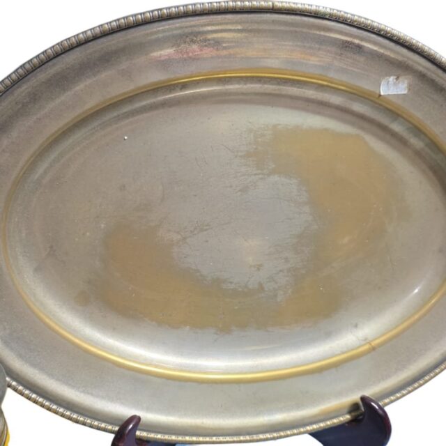 Antiga bandeja espessurada a prata, com borda cinzelada