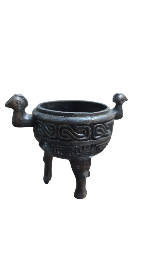 Oriental de metal ricamente cinzelado com bela art
