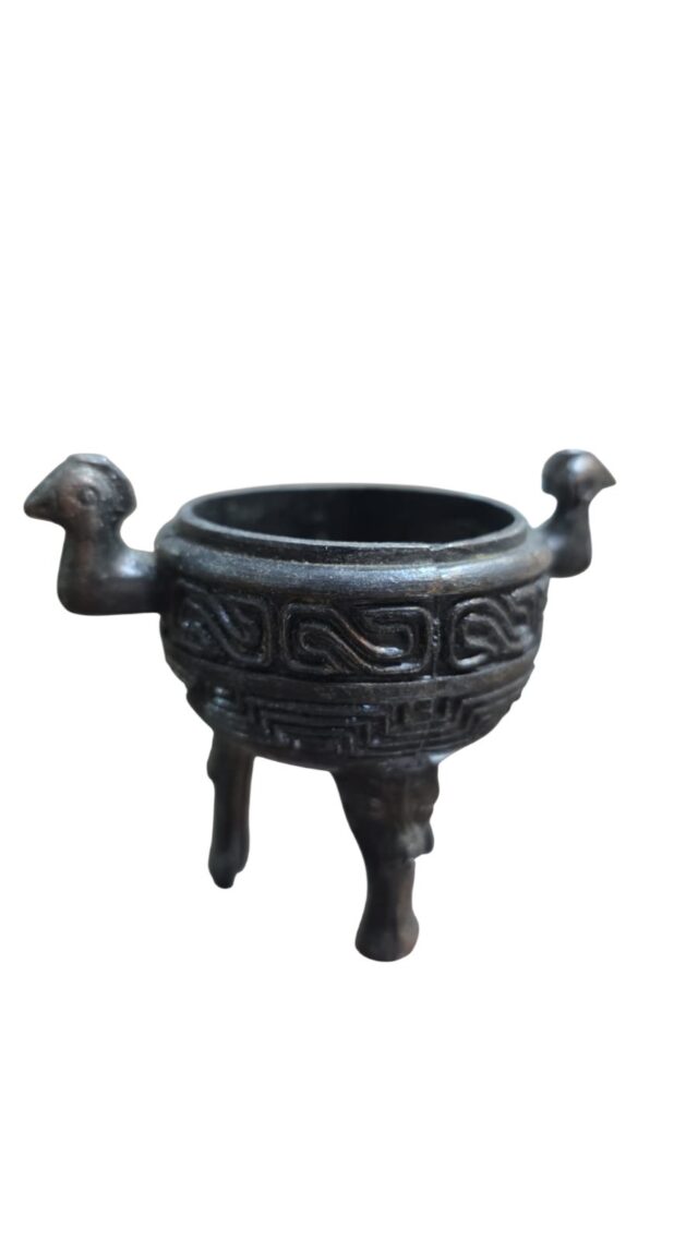 Oriental de metal ricamente cinzelado com bela art