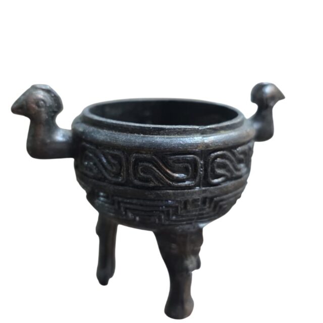 Oriental de metal ricamente cinzelado com bela art