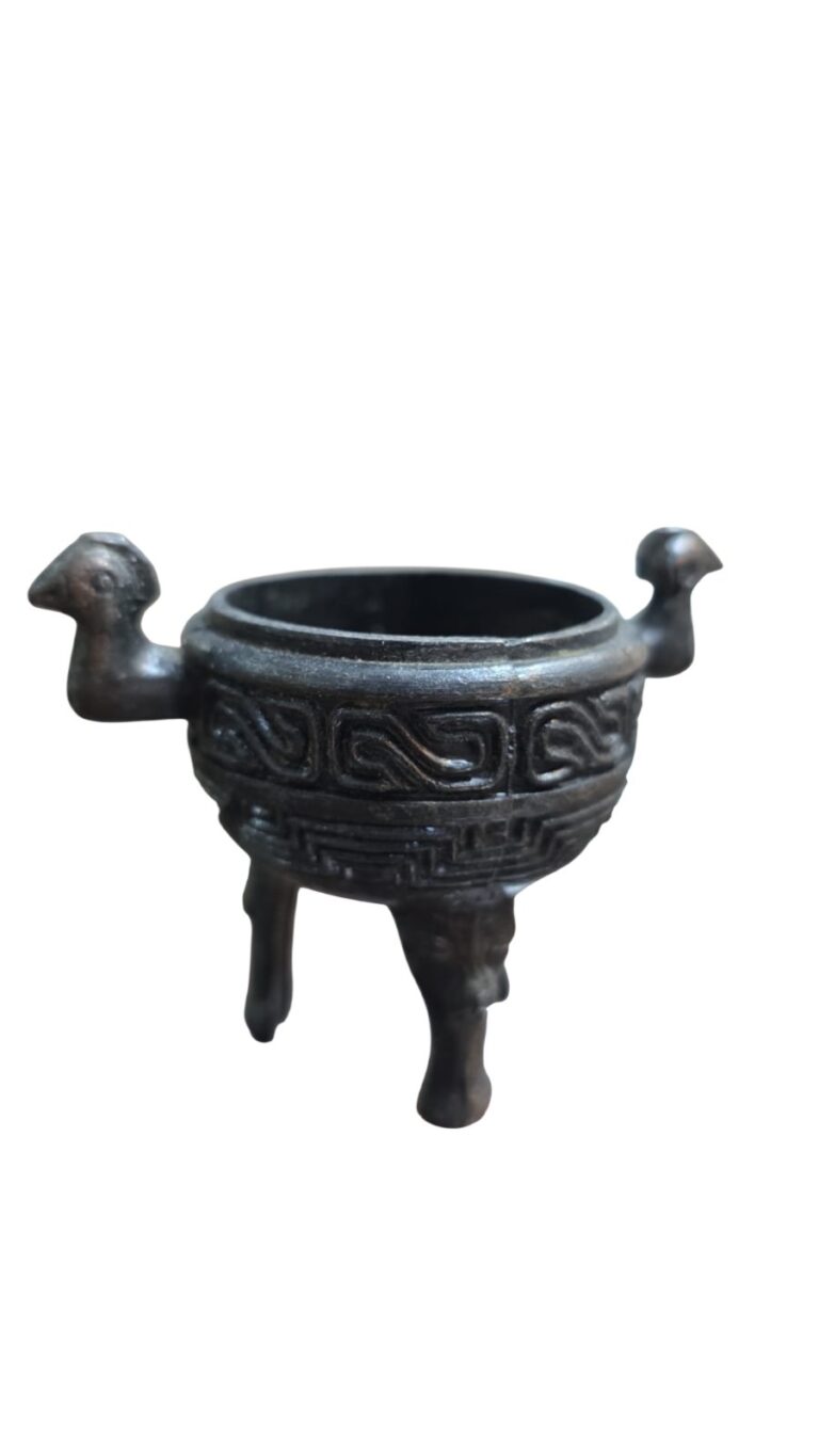 Oriental de metal ricamente cinzelado com bela art