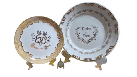 Par de antigas porcelanas Bodas de Ouro com fartas dourações