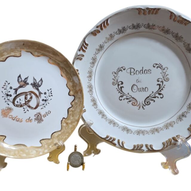 Par de antigas porcelanas Bodas de Ouro com fartas dourações