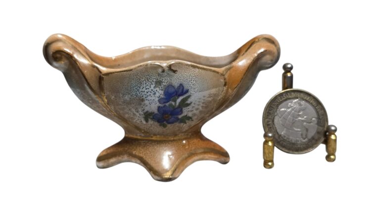 Pequena floreira decorativa em miniatura de porcelana