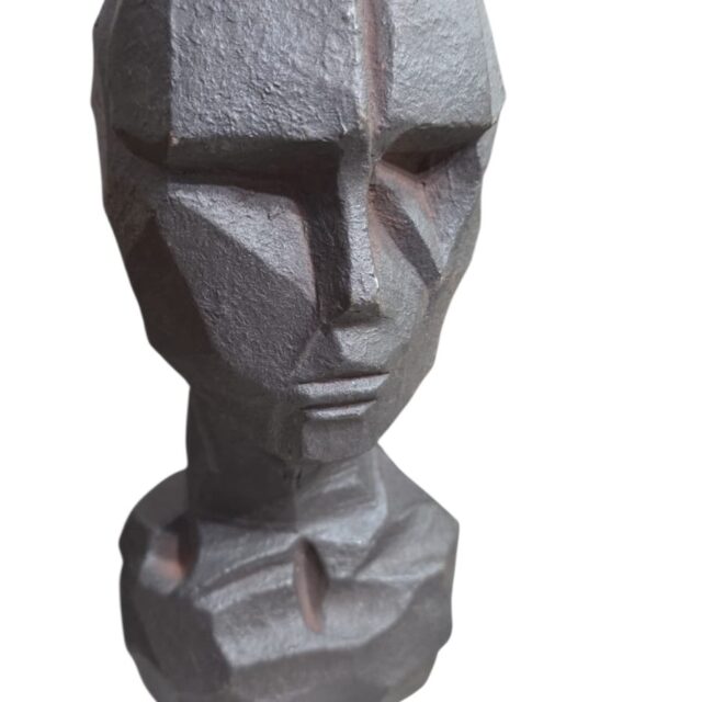 Pesada escultura representando rosto humanoide