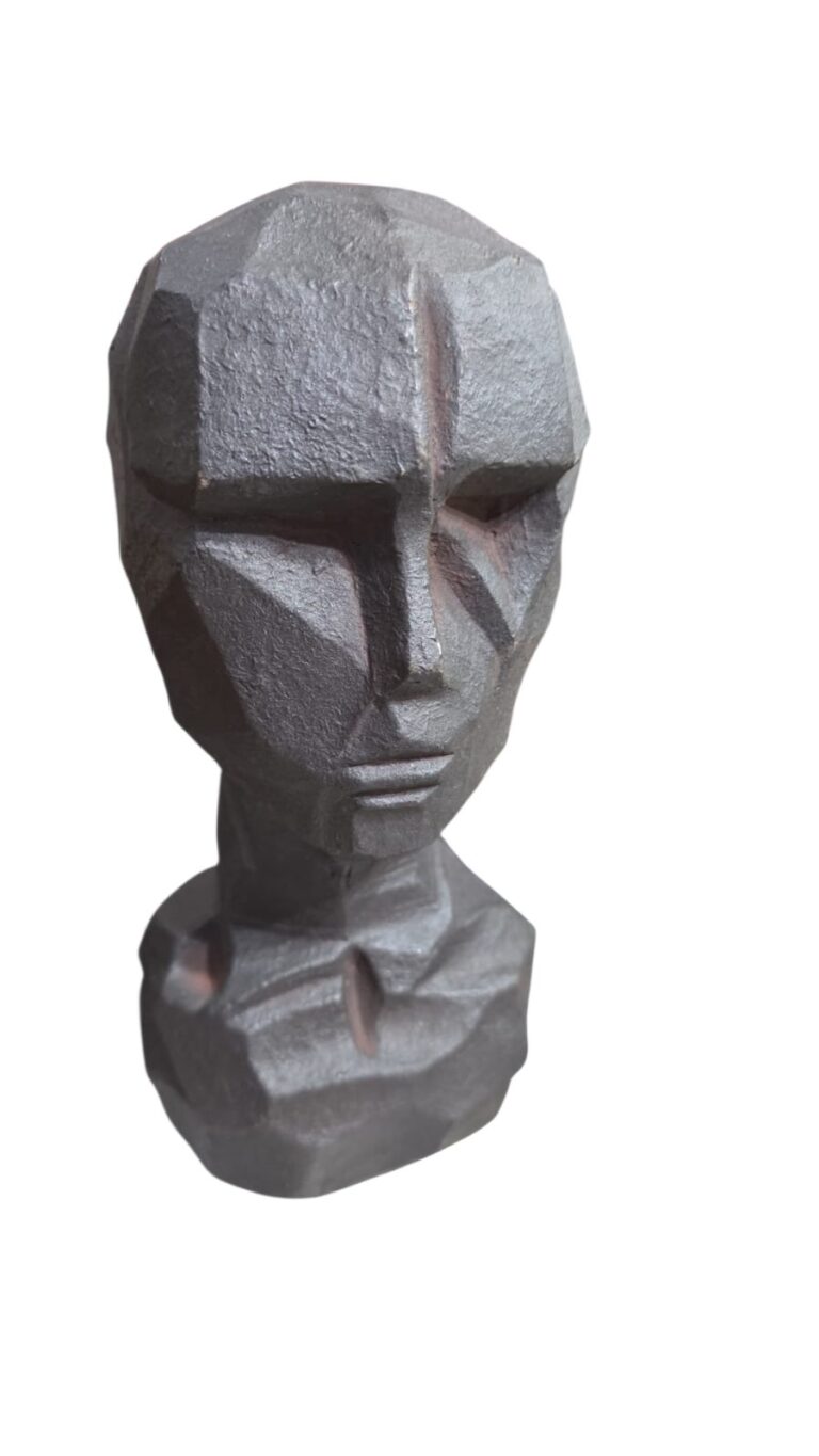 Pesada escultura representando rosto humanoide