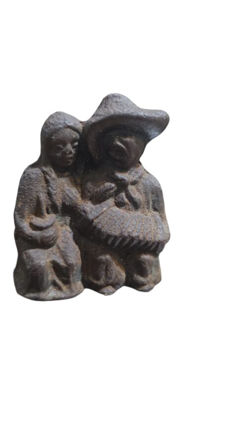 Pesada e antiga escultura gaúcha