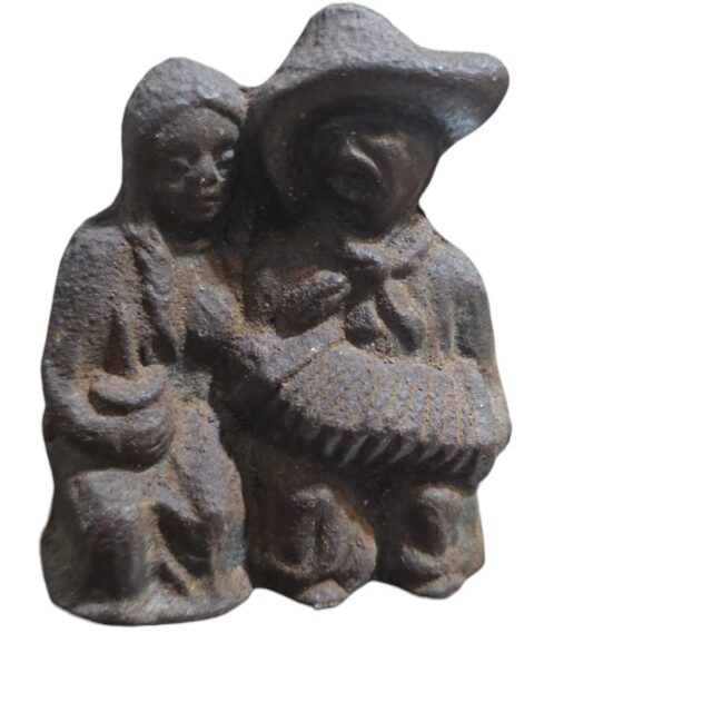 Pesada e antiga escultura gaúcha