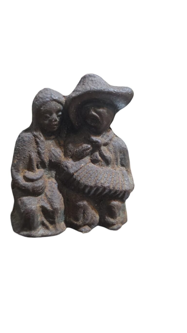 Pesada e antiga escultura gaúcha
