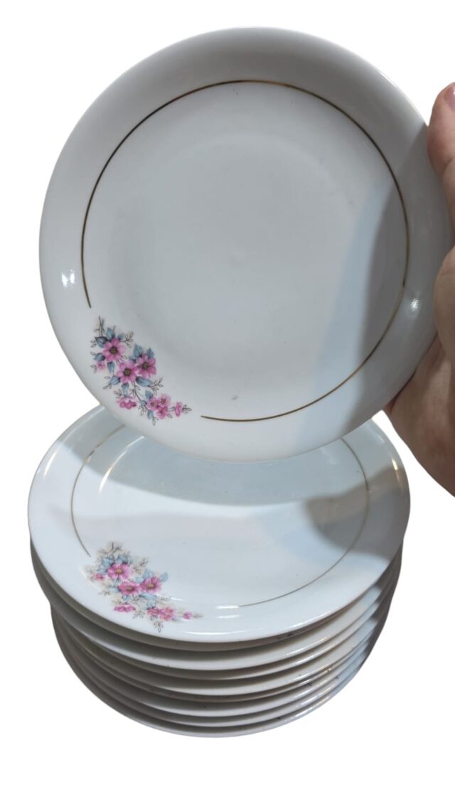 Porcelana Renner, pratos de sobremesa, motivos florais e filetes de ouro. (valor unitário)