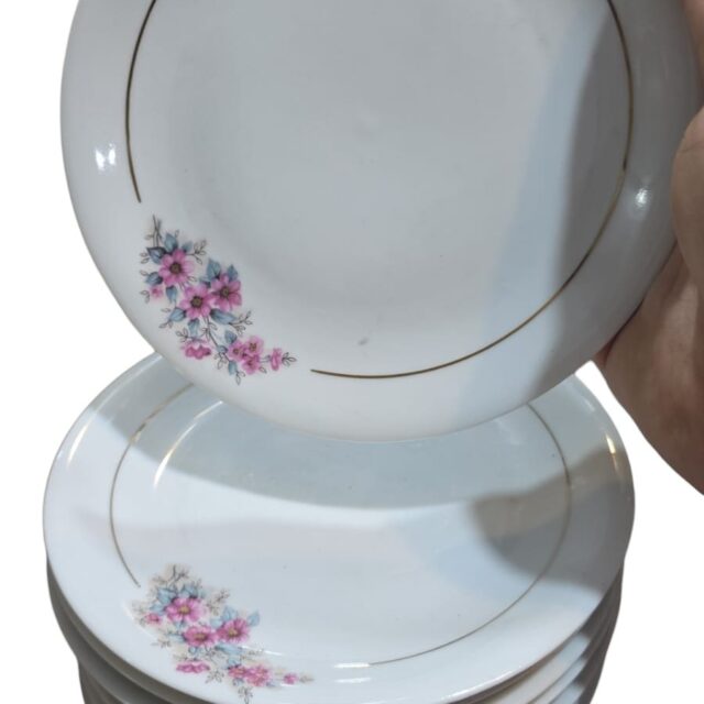 Porcelana Renner, pratos de sobremesa, motivos florais e filetes de ouro. (valor unitário)