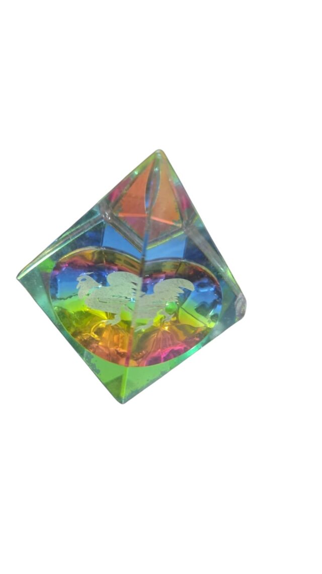Pirâmide de cristal com arte de galo
