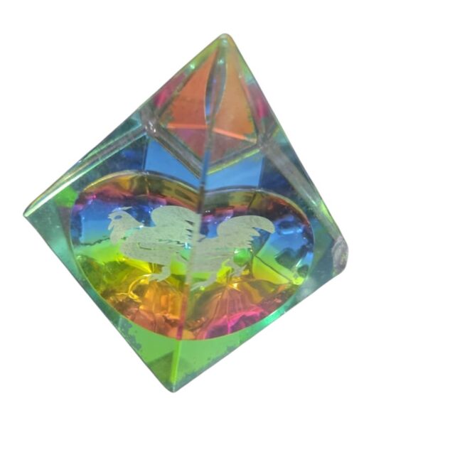 Pirâmide de cristal com arte de galo