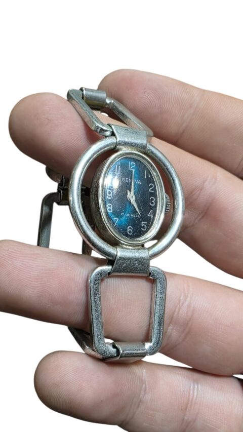 Elegante e antigo relógio de pulso