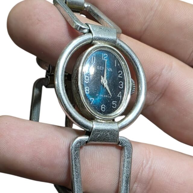 Elegante e antigo relógio de pulso