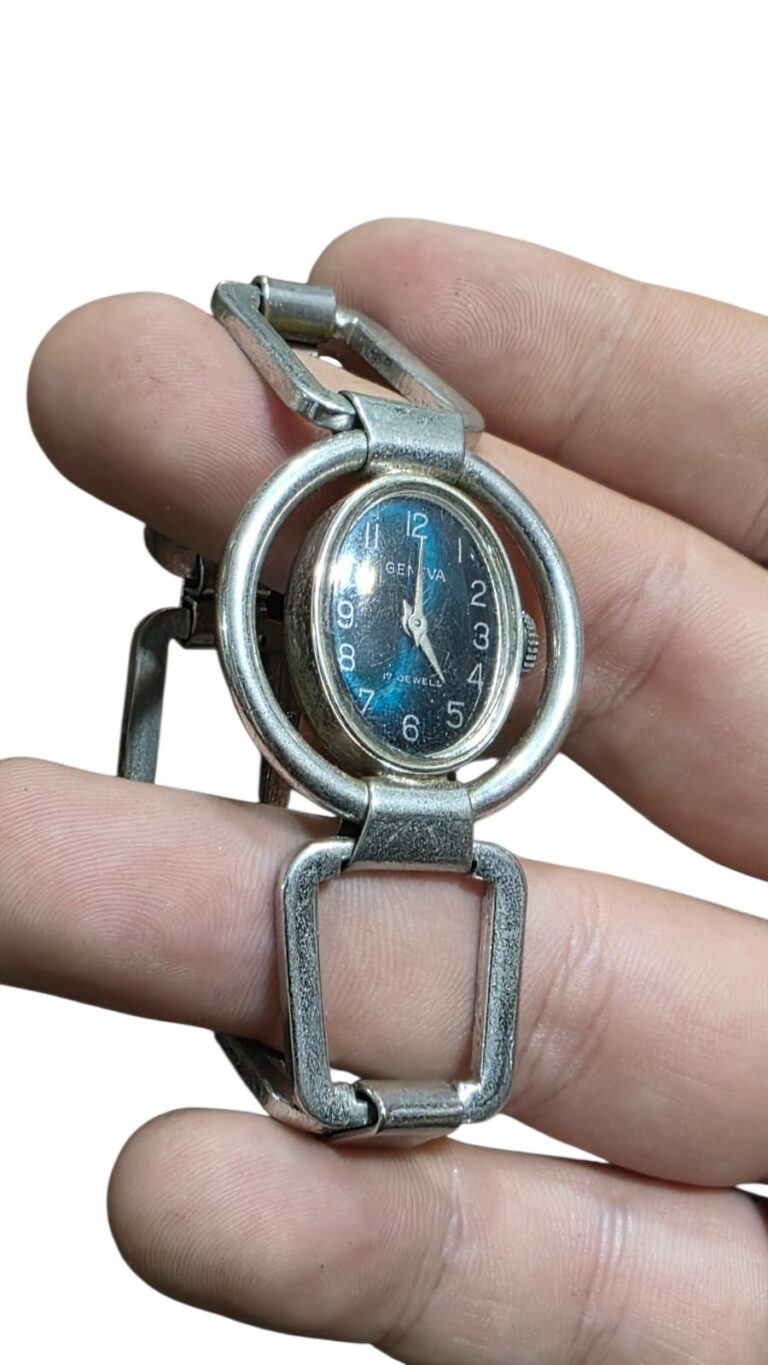 Elegante e antigo relógio de pulso