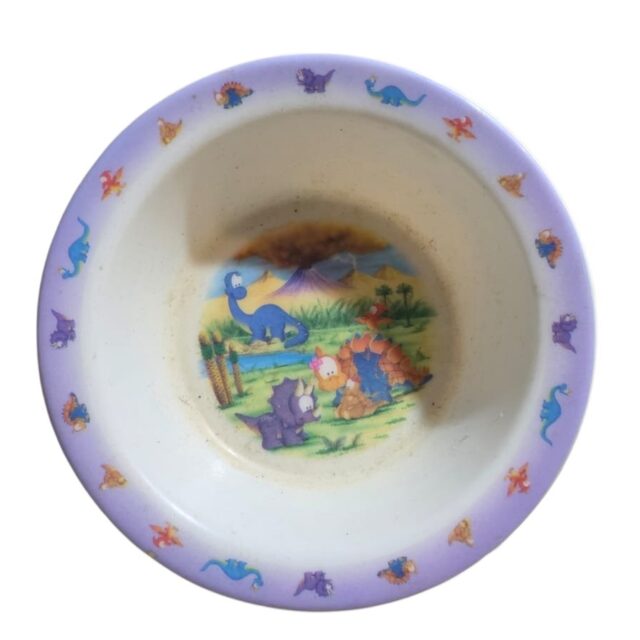 Antiga tigela infantil de melamina com tema de dinossauros