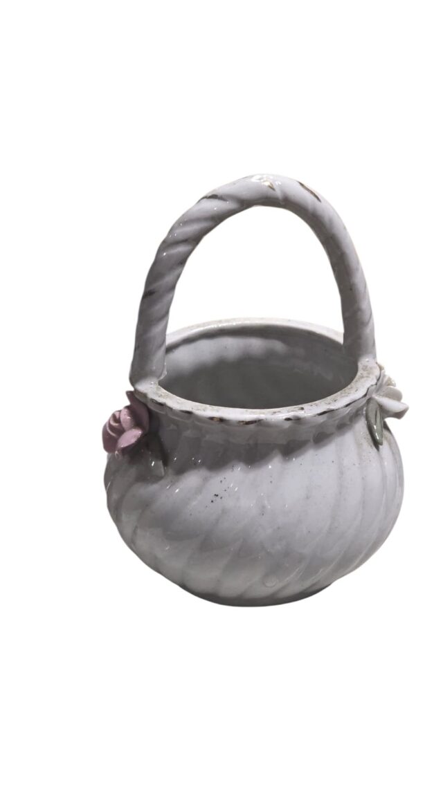 Pequena cesta decorativa em porcelana branca