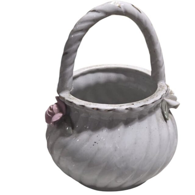 Pequena cesta decorativa em porcelana branca