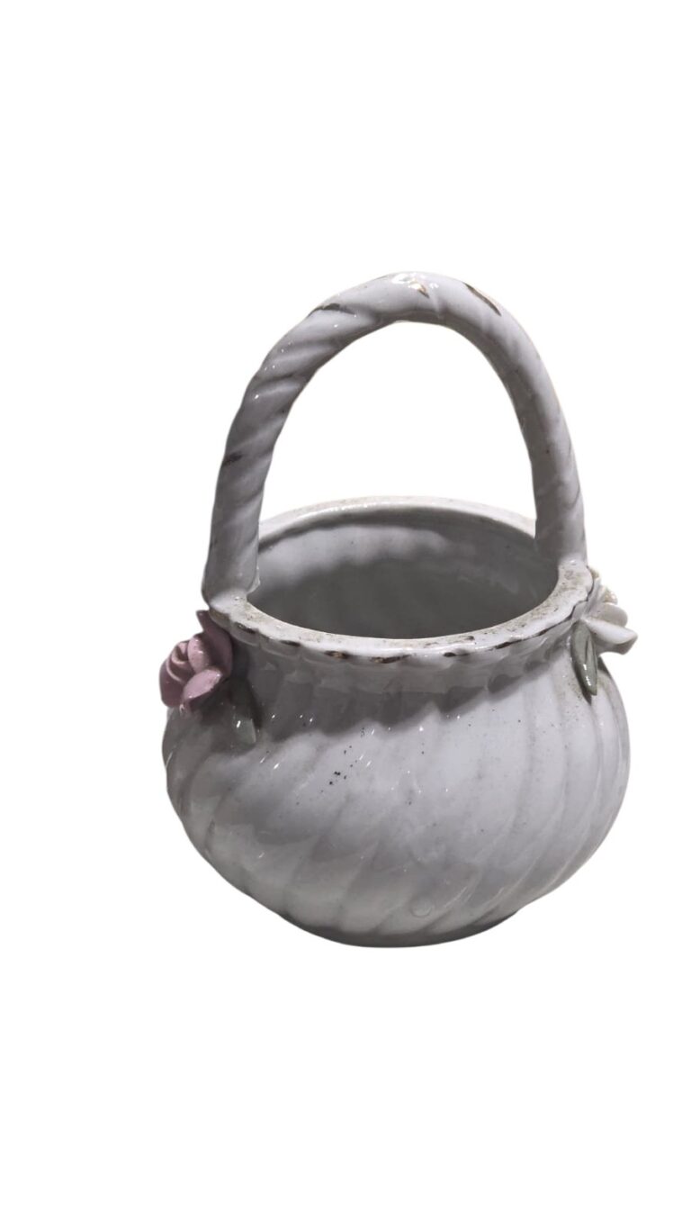 Pequena cesta decorativa em porcelana branca