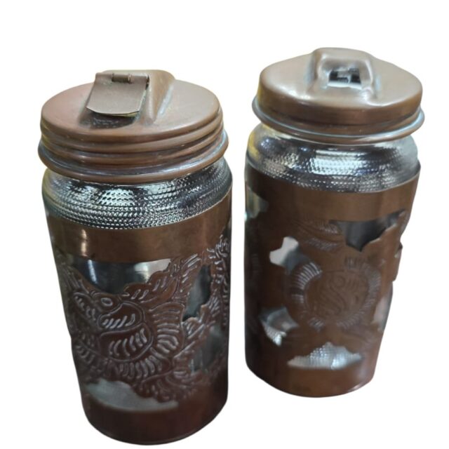 Par de açucareiros em cobre ricamente cinzelado e vidro