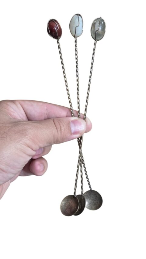 Trio de colheres vintage em metal prateado com longo cabo torcido