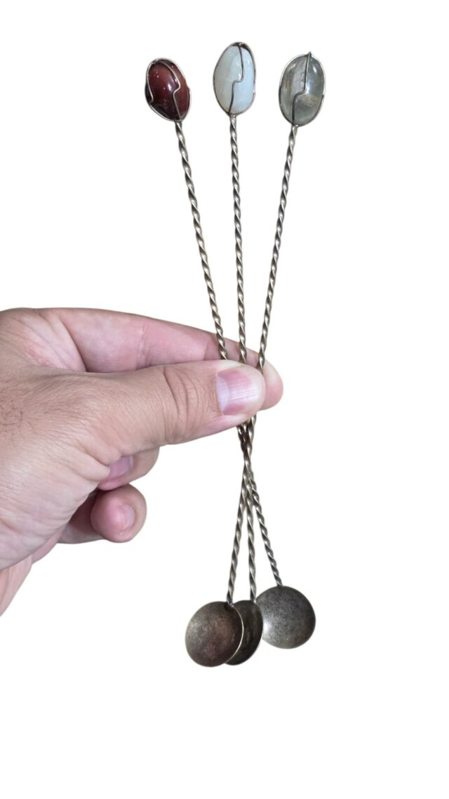 Trio de colheres vintage em metal prateado com longo cabo torcido
