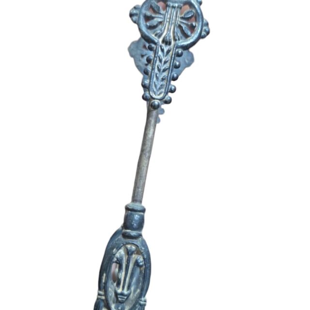 Antigo e raríssimo pegador vitoriano ornamentado com incrível arte