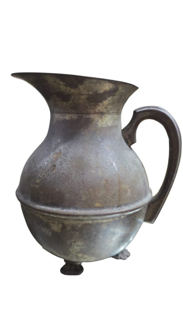 Antiga jarra bojuda com resquícios de banho prata