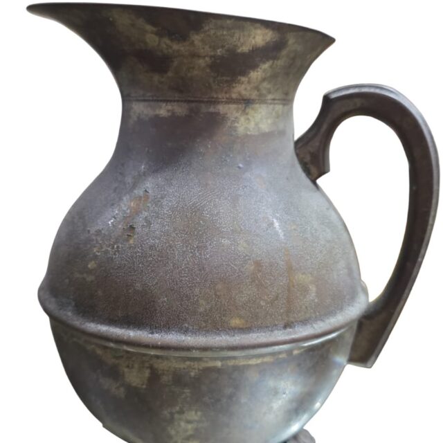 Antiga jarra bojuda com resquícios de banho prata