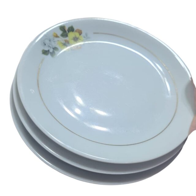 Pratos de sobremesa porcelana Renner. (valor unitário)